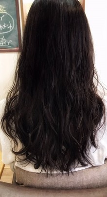 湿熱とトリートメントの力を利用し、ダメージ軽減と持ちにこだわったパーマ♪